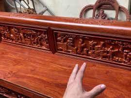 Chương ghế chia 3 ô đục chính chạm khắc những sự tích nổi bật trong tác phẩm Tam quốc diễn nghĩa