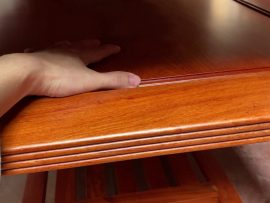 Gầm bàn nguyên tấm, phủ sơn kỹ để chứa hộp trà, khăn lau bàn, gạt tàn,…