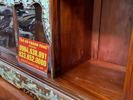 Những tấm ván phẳng mịn, nguyên tấm được xử lý khéo léo để dựng lên bộ sập gụ tủ chè