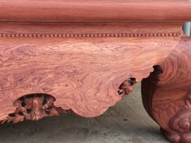 Quây tiền với các vân gỗ đều màu rõ được chạm khắc chi tiết chùm nho ý nghĩa. Bên cạnh đó sập có cổ liền được đục những hạt châu đều tăm tắp xung quanh