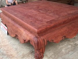 Chân sập được đục thêm một vài chi tiết giúp cho chiếc sập trở nên tinh tế, bắt mắt hơn