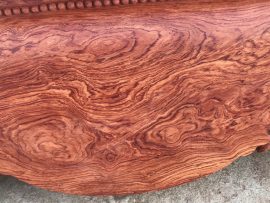 Sập trơn tuy nhìn đơn giản nhưng sang trọng và đẳng cấp không kém các mẫu sập gỗ khác. Vẻ đẹp của các mẫu sập trơn chính là ở phần vân gỗ nên khâu chọn gỗ đặc biệt quan trọng.