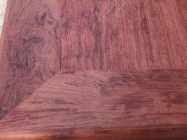 Mặt sập được đóng bằng khung bên ngoài, được làm bằng mộng và lá bên trong có thể tháo rời