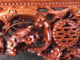 Cận cảnh họa tiết chùm nho, hoa mau, chữ thọ ....được đục khắc trên tấm gỗ Cẩm Lai nguyên khối