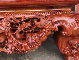 Từng chi tiết hoa văn được các nghệ nhân dành hết cái tâm, sự khéo léo trên từng chạm khắc. Chân sập được tô điểm bằng những chú hạc, chùm nho...vô cùng độc đáo