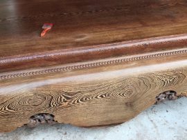 Sập cổ liền chạm hàng ngọc đều điệu đà, đều răm rắp