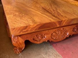 Với thiết kế chân quỳ, cùng các đường nét trạm trổ tinh tế!