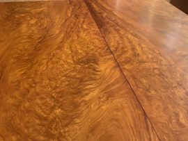 Vân cate rất đẹp và độc đáo. Vân gỗ có màu đỏ đậm, đường vân gỗ lớn, giác gỗ màu vàng. Hoặc đen xen kẽ nhau như là da hổ.