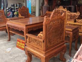 Mặt sau của Bộ trường kỷ Huế đục tích ngũ lân vờn cầu gỗ gụ cũng được đục chạm sắc nét, rõ ràng để làm nổi bật lên hình chữ Thọ, các đường gấp khúc, cho đến đường cong đều rất nuột, mềm mại, uyển chuyển giúp cho bộ trường này trở nên cuốn hút mắt hơn.