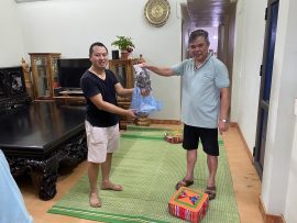 Chú Việt tặng chúng tôi 2 cân thịt Trâu Gác Bếp Làm Quà