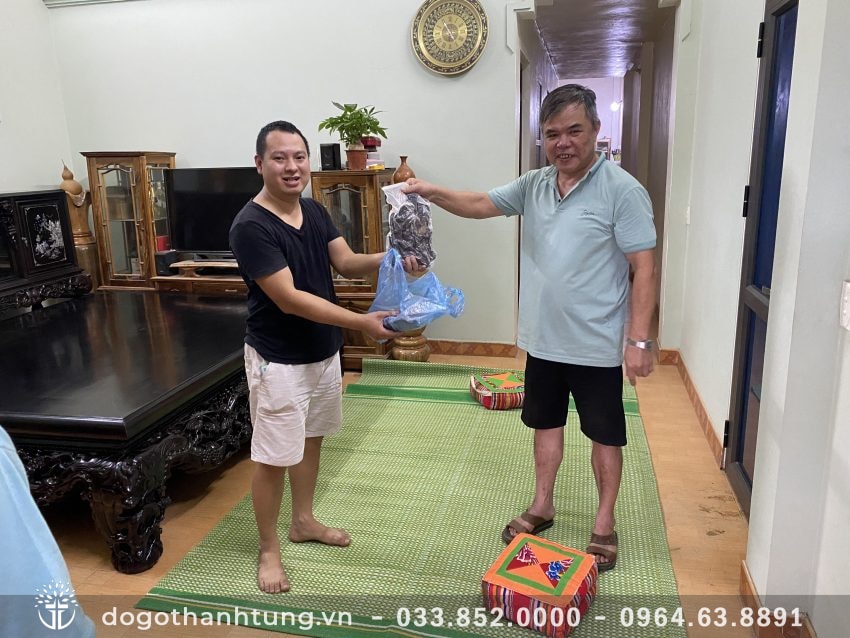 Chú Việt tặng chúng tôi 2 cân thịt Trâu Gác Bếp Làm Quà