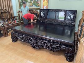 Bộ sập gụ tủ chè kê vào phòng khách nhà chú Việt