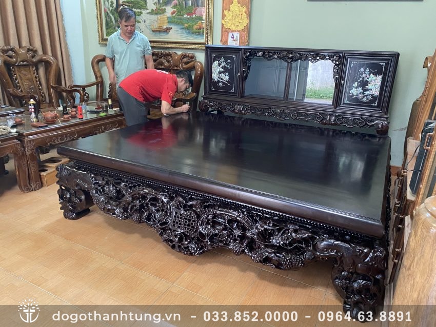 Toàn bộ quây sập được đục khắc vô cùng tỉ mỉ từng chi tiết nhỏ – cái tâm và cái tầm của người thợ được thể hiện rất nhiều qua đặc điểm này