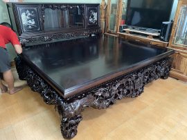 Bộ sập mai điểu và tủ chè khi được kê vào phòng khách nhà chú Việt