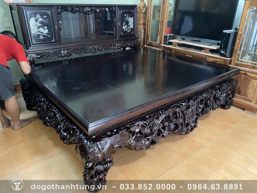 Bộ sập mai điểu và tủ chè khi được kê vào phòng khách nhà chú Việt