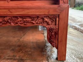 Chân 12 chỉ thẳng tắp, dạ ghế đục hoa văn trang trí truyền thống