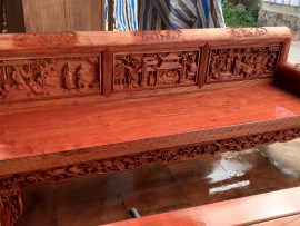 hương ghế đục tích Tam quốc diễn nghĩa, đường nét được chạm trổ tỉ mỉ, sinh động