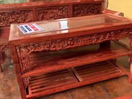 Bàn trường kỷ chia 3 tầng đặc trưng, yếm đục Ngũ Phúc, mặt ván gỗ hương đá liền tấm vân đẹp