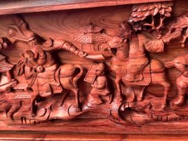 Cận cảnh họa tiết tích Tam Quốc cổ được khắc họa sắc nét và vô cùng sinh động