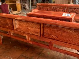 Mặt sau ghế đoản chạm họa tiết đơn giản nhưng vẫn đẹp và ấn tượng