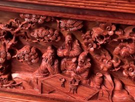 Cận cảnh họa tiết tích Tam Quốc cổ được khắc họa sắc nét và vô cùng sinh động