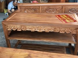 Bàn gỗ lim trong bộ trường kỷ Tứ Quý – Mặt bàn được chà mịn, để trơn tôn đường vân gỗ mịn đẹp. Ván liền tấm không pha tạp