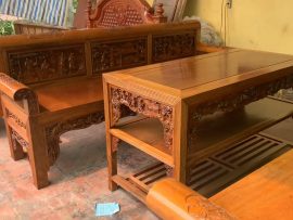 Dạ bàn, dạ ghế đều được đục chạm bởi những đường hoa văn mảnh mai, thanh thoát với kỹ thuật đỉnh cao