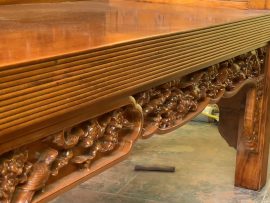 Từng hoa văn chạm khảm đều được chăm chút kỹ lưỡng, nuột nà, phẳng phiu không tì vết.