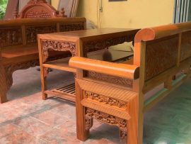 Bộ trường kỷ đục tích tam quốc gỗ gụ bao gồm 2 trường dài 2,15m và bàn dài 1,23m thế nên khá thoải mái cho 2 – 3 người ngồi trên chiếc trường kỷ.