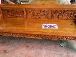 Bộ trường kỷ đục tích tam quốc gỗ gụ bao gồm 2 trường dài 2,15m và bàn dài 1,23m thế nên khá thoải mái cho 2 – 3 người ngồi trên chiếc trường kỷ.