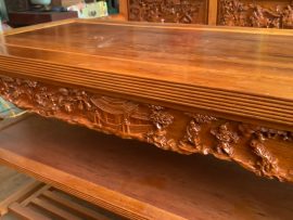 Bàn thiết kế 3 tầng đúng kiểu dáng của trưởng kỷ Bắc Bộ xưa. Mặt 1 lá chọn vân xuất sắc đóng khuôn tranh dày dặn. Yếm đục hoa văn vô cùng tinh xảo