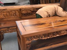 Dạ bàn cũng được đục rất kênh bong, tỉ mỉ. Chân bàn 8 chỉ dày 6cm