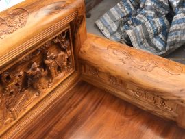 Tay ghế được chế tác rất tỉ mỉ, chà nhám kĩ càng.