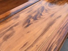 Chi tiết mặt bàn với những vân gỗ không thể chê vào đâu được.