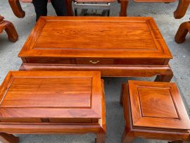 Vân gỗ hương đá đẹp mắt, tự nhiên, có dạng xoắn kép hoàn hảo; bác Ngọc quyết định giữ nguyên vân gỗ tự nhiên cho mặt bàn mà không cần thêm bất kì một hoạ tiết chạm đục nào.