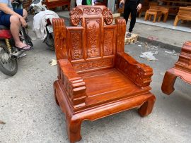 Chương đồng bộ với đoàn dài, cũng là chương voi chạm tâm là hình hai con lân cùng nâng cầu chữ Phúc xua đuổi tà ma, đem tới điềm lành. Tay ghế nguyên khối bộ âu á chương voi tay voi đặc gỗ hương đá