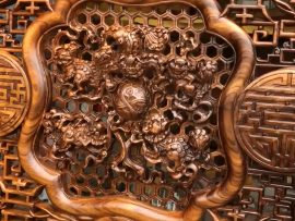 Cận cảnh Hoạ tiết Ngũ Lân được đục nổi, đục thủng trên nền tựa ghế bộ trường kỷ