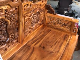 Tay ghế cũng được đục hoạ tiết triện tàu vô cùng nổi bật