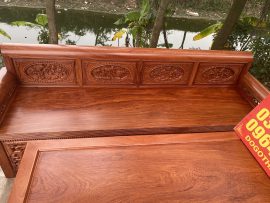 Vách tựa lưng ghế được cách tân đục 4 ô tứ quý (tùng cúc trúc mai) rất đẹp