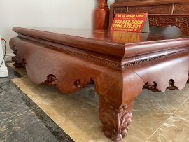 Sập trơn có chân 26cm, dáng quỳ, đặc biệt to và chắc chắn, nâng đỡ tốt tấm mặt rộng bên trên.