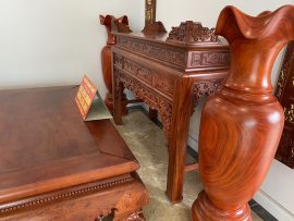 Kiểu dáng chung của những chiếc lục bình: thân cao, phần bụng phình to ra. Còn lại phần cổ thắt lại và phần miệng loe ra uốn lượn. Đó là điểm thu hút vượng khí, tài lộc cho gia chủ.