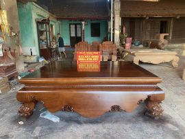 Công đoạn chọn gỗ mẫu sập trơn phải vô cùng kỹ lưỡng, gỗ được chọn phải có vân đẹp, bóng lỳ, không vết tích.