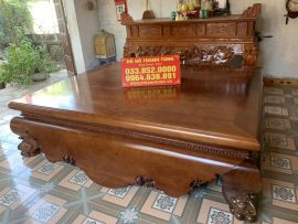 Yếm vén tạo từ tấm gỗ mun hoa liền, sơn PU bóng loáng