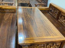 Bàn thiết kế 3 tầng đúng kiểu dáng của trưởng kỷ Bắc Bộ xưa. Mặt 1 lá vân siêu đỉnh đóng khuôn tranh dày dặn