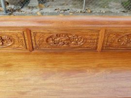 Chương ghế chia 3 ô đục chính chạm khắc những sự tích nổi bật trong tác phẩm Tam quốc diễn nghĩa. Vai ghế lật.