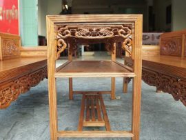 Bàn 3 tầng, tầng giữa dùng ván liền gỗ gụ đặt đồ vật tiện lợi