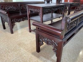 Bàn 3 tầng của bộ trường kỷ, mặt bàn trơn đóng khung tranh. Vân tuyển đẹp