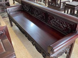 Mặt ghế được chà bóng mịn đánh vecni màu cánh gián nhưng vẫn giữ được hoa vân đẹp.