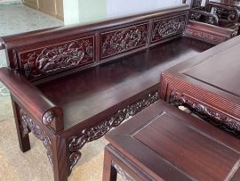 Chương ghế chia 3 ô đục chính chạm khắc sen cò sinh động. Vai ghế lật.