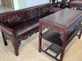 Bàn 3 tầng của bộ trường kỷ, mặt bàn trơn đóng khung tranh. Vân tuyển đẹp